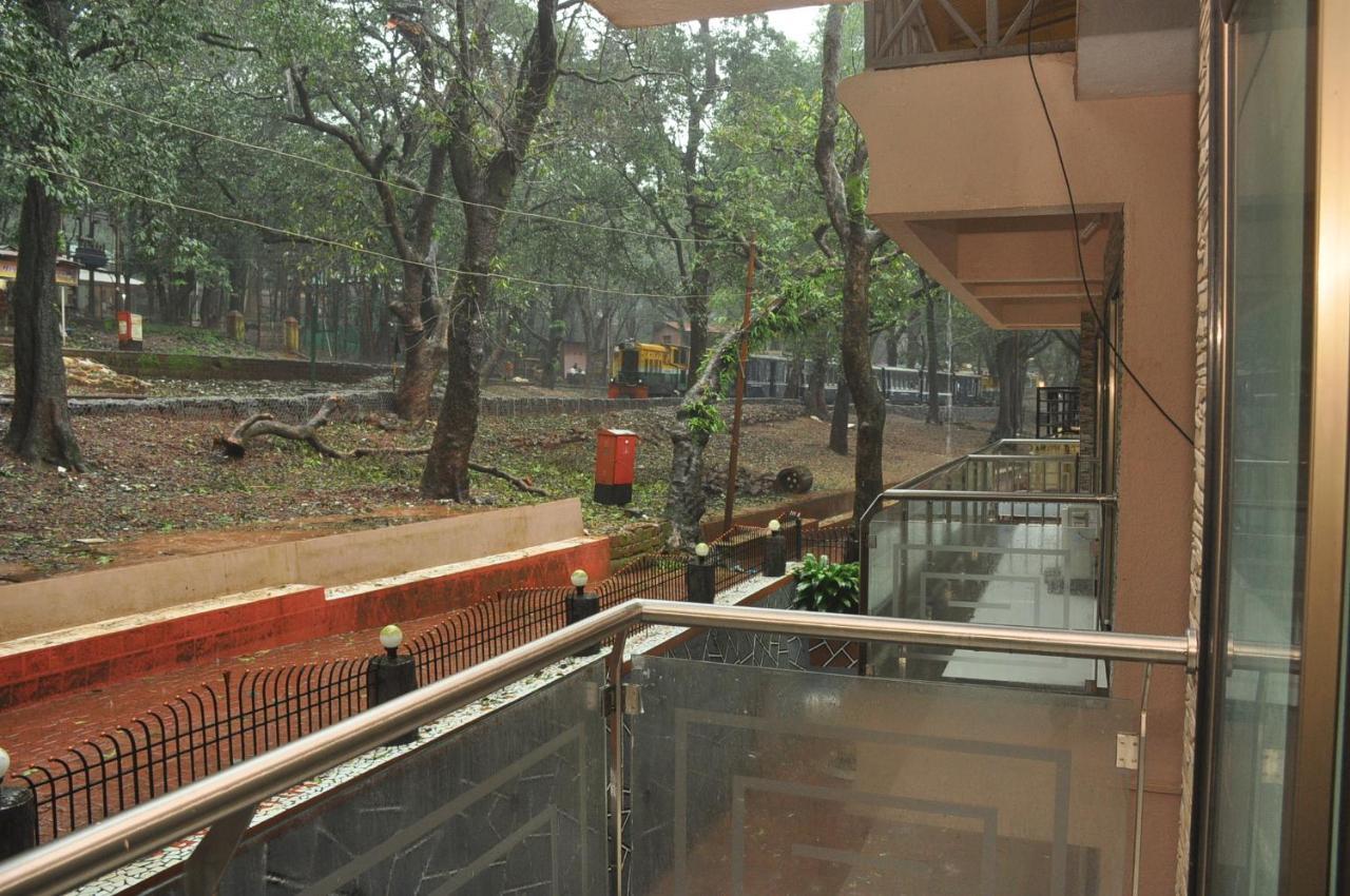 Hunjar House Hotel Panvel Bagian luar foto